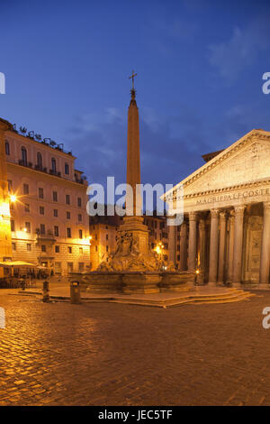 Italie, Rome, Piazza della Rotonda, eh bien, l'obélisque, le Panthéon, le soir, Banque D'Images