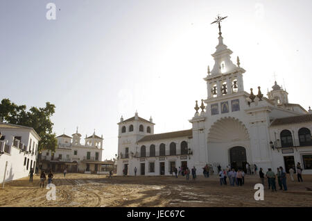 Espagne, Andalousie, El Rocio, Romeria, les gens avant l'Ermita del Rocio dans la lumière du matin, Banque D'Images
