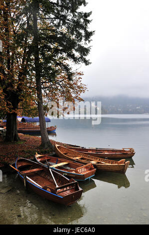 La Slovénie, de la région de Gorenjska, Bled, le lac Bleder, oar bottes sur le rivage, Banque D'Images