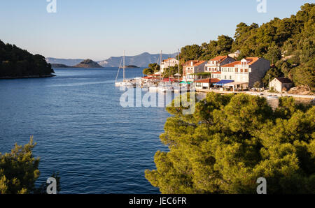 Centre de vacances de Pomena, sur la côte ouest de l'île de Mljet en Croatie Banque D'Images