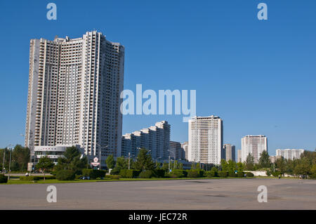 La ville, les immeubles à appartements à côté des rues vides, Pjongjang, la Corée du Nord, Banque D'Images