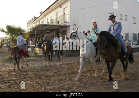 Espagne, Andalousie, El Rocio, Romeria, homme et femme en fête costume national sur les chevaux, Banque D'Images