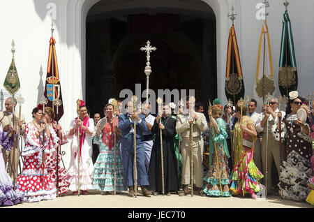 Espagne, Andalousie, El Rocio, Romeria, pèlerin en vêtements de fête avant l'église de pèlerinage, Banque D'Images