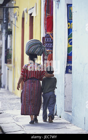 Guatemala, Antigua Guatemala, Lane, magasin de souvenirs, adjoint garçon, rendez-vous, vue de dos, le modèle ne libération, l'Amérique centrale, l'Amérique latine, de la ville, destination, le tourisme, les gens, à l'extérieur, femme, gens, chef charge, digestif, chef, faire, l'équilibre, l'employé de magasin, ventes, corps, Maya, Banque D'Images