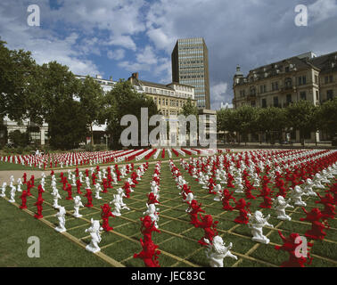 Allemagne, Hesse, Wiesbaden, parc, rim square, installation artistique, ville, vue sur la ville, Parc, Vert l'attachement, la culture, l'art, matières plastiques, sculptures, lions, lions en plastique en plastique, les lions, les caractères des animaux, sculptures en plastique, une grande installation, l'animal héraldique, jute, barres de bois, l'art, en 3000, l'installation, point d'intérêt, rouge-blanc, les gens, l'été, ciel nuageux, à l'extérieur, Banque D'Images