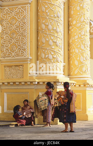 Guatemala, Antigua Guatemala, boutique de souvenirs de l'Eglise, assistants modèle ne libération, l'Amérique centrale, l'Amérique latine, de la ville, destination, tourisme, patrimoine culturel mondial de l'UNESCO, point d'intérêt, l'Iglesia y Convento de Nuestra Señora de La Merced, bâtiment, structure, architecture, église, construction, sacré la foi, la religion, le christianisme, à l'extérieur, les gens, les femmes, magasin, boutique souvenirs, les sections locales, les ventes, la vente de rue, vendeur de rue, Banque D'Images