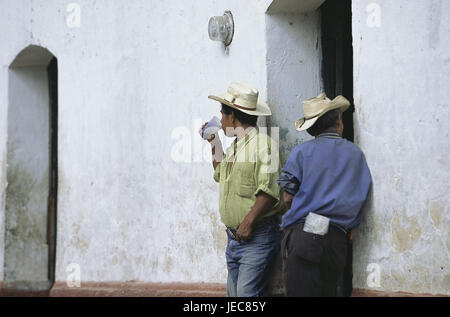 Copan Honduras, maison, mur de défense, de cowboys, maigre, le modèle ne libération, l'Amérique centrale, en Amérique latine, la destination, le lieu, maison, entrée, les gens, les hommes, Lhasa, chapeaux, stetsons, pause, siesta, attendez, support, verre, tasse à l'extérieur, Banque D'Images