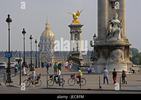 France, Paris, le Pont Alexandre III, touristiques, de la cathédrale non valide, capital, pont, pont en arc, lanternes, piliers, sculptures, statues, l'arrière-plan, l'église, la personne, d'un bâtiment, d'architecture, la place d'intérêt, destination, tourisme, Banque D'Images