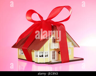 Modèle de maison, maison individuelle, boucle, rouge, icône, dream house, compte tenu, de l'immobilier, la possession, la propriété, maison, maison, modèle, modèle maison, maison d'habitation, de bandes d'emballage, packs, conception, présent, cadeau, Überschreibung, profit, loterie, d'héritier, la mort d'impôt, de droit immobilier, héritage, héritier, communauté des héritiers, la construction de la société de l'accord d'épargne, d'investissement, de propriété résidentielle, d'hériter, de feuilles de léguer, capture, achat maison, vieillesse, studio, Banque D'Images