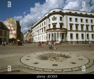 Allemagne, Hesse, Wiesbaden, place du château, de la ville de Hesse, Landtag, mosaïque, passant, ville, Vieille Ville, vue sur la ville, le marché, l'édifice, de style architectural, historique, de classicisme, d'entrée, corner building, architecture, pavés, mosaïque, blason, armoiries, blason mosaic, Nassau-provincial blason, Altesse, personnage de l'île de trafic, point d'intérêt, personne, l'été, Banque D'Images