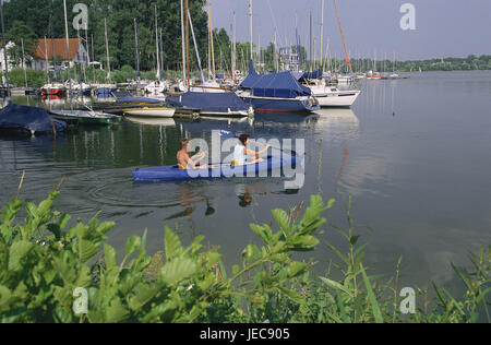 L'Allemagne, en Rhénanie du Nord-Westphalie, à Paderborn, sable de carrière pond, canoe, pilote de l'été, bois Teutoburger, paderborn, le lac, les eaux, l'eau, sport, sport de raquette, voiliers, bateaux, les hommes, l'eau, passe-temps, loisirs, canoë, conduite landing stage, estival, Banque D'Images