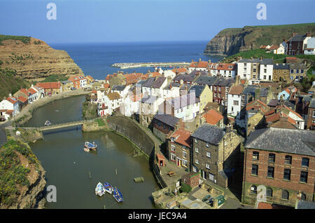 La Grande-Bretagne, l'Angleterre, North Yorkshire, Staithes, ville, rivière, pont, bateaux, l'Europe, la destination, le lieu d'intérêts, du tourisme, de l'autre, de roche, de la côte de la bile, maisons, immeubles, maisons, architecture, port, mer, vue, horizon, ciel, ciel, bateaux de pêche, Banque D'Images