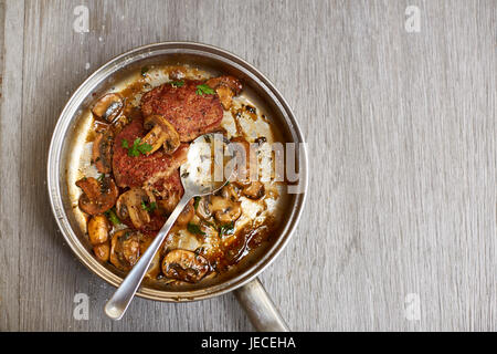 Saucisse de porc haché et de champignons cuits petit déjeuner en gril Banque D'Images