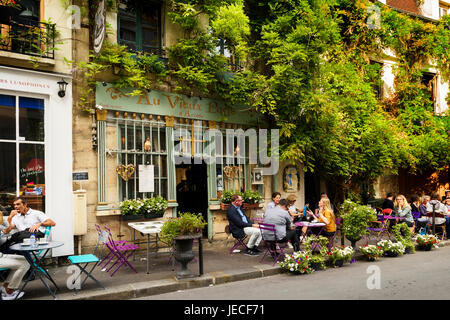 Paris, France, June 04, 2017 : style de vie célèbre à Paris, France avec bistrrots et les gens sur les terrasses. Ici, c'est "l'ancien traditionnel des Paris Banque D'Images
