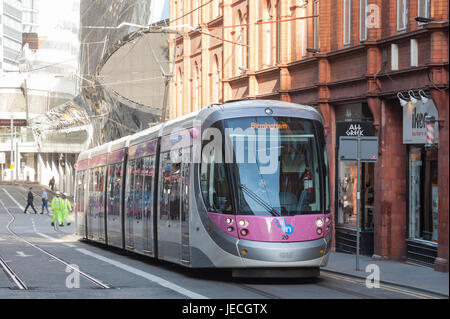 Une Midland Metro Urbos tram 3 dans la rue Stephenson, le centre de Birmingham, en Angleterre. Entrée de New Street Station en arrière-plan. Banque D'Images