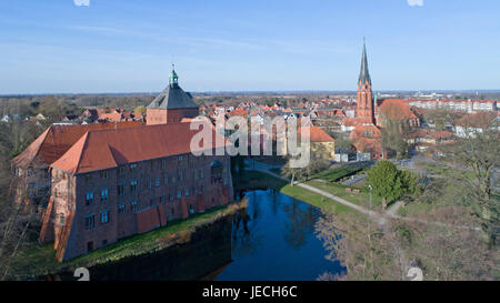 Photo aérienne du château et l'église à Winsen/Luhe, Basse-Saxe, Allemagne Banque D'Images