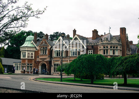 Bletchley Park maison et terrains de l'entrée principale codes casseur cassant Turin jeu d'imitation arche personnes maison de campagne célèbre film télévisé espion célèbre Banque D'Images