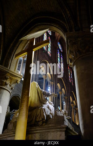 La descente de la Croix statue à l'intérieur de la cathédrale notre-Dame, Paris, une belle vue sur le toit depuis le plancher de l'église Banque D'Images