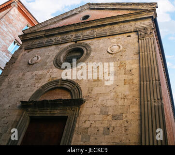 Voyage d'Italie - Façade de l'église Sainte Maria des neiges (Santa Maria delle Nevi) sur la Via Banchi di Sopra à Sienne ville en hiver Banque D'Images