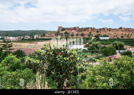 Billet d'Algarve au Portugal - Vue du château de Silves (Castelo de Silves) des régions rurales dans les jardins de la ville de Silves Banque D'Images