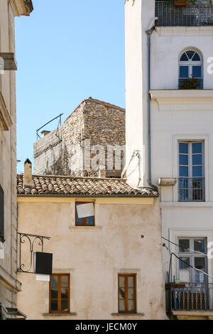 Billet à la Provence, France - maison urbaine médiévale sur le square de la Place de la Maison Carrée à Nîmes, ville Banque D'Images