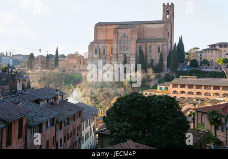 Voyage d'Italie - vue de la Basilique di San Domenico (Basilique Cateriniana) à Sienne ville sur la colline en hiver Banque D'Images