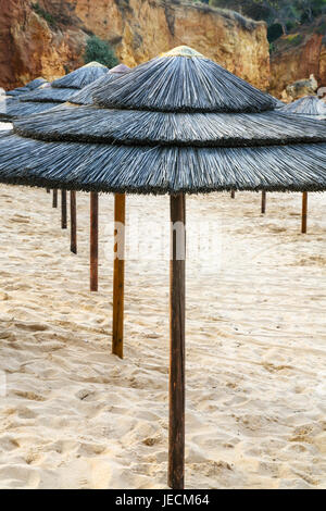 Billet d'Algarve au Portugal - les parasols de plage de Falesia Albufeira Praia près de la ville Banque D'Images