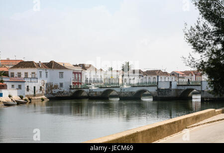 Billet d'Algarve au Portugal - Vue du pont médiéval sur In The Golfer's Paradise River dans la ville de Tavira Banque D'Images