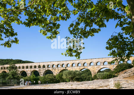 Billet à la Provence, France - touristes voir ancien aqueduc romain du Pont du Gard par Gardon près de Castillon-du-Gard ville Banque D'Images