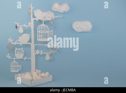 Baby Boy bleu fond invitation avec cottonwool les nuages et l'arbre aux breloques oiseaux Banque D'Images