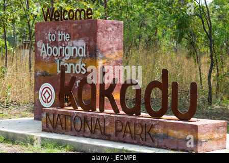 Un panneau routier à l'entrée du Parc National de Kakadu, Territoire du Nord, Australie Banque D'Images