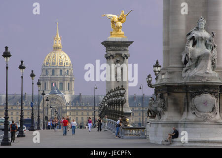 France, Paris, le Pont Alexandre III, touristiques, de la cathédrale non valide, capital, pont, pont en arc, lanternes, piliers, sculptures, statues, l'arrière-plan, l'église, la personne, d'un bâtiment, d'architecture, la place d'intérêt, destination, tourisme, Banque D'Images