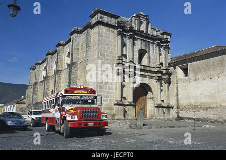 Guatemala, Antigua Guatemala, église, ruine, bus, chauffeur de bus, le modèle ne libération, l'Amérique centrale, l'Amérique latine, de la ville, destination, tourisme, patrimoine culturel mondial de l'UNESCO, point d'intérêt, d'un bâtiment, d'architecture, personne, à l'extérieur, l'église, construction, sacrée la foi, la religion, le christianisme, les moyens de transport en public, Banque D'Images