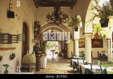 Le Mexique, péninsule du Yucatan, Valladolid, l'hôtel Maria de la Luz, la bière-jardin, l'Amérique centrale, la destination, le lieu d'intérêts, le tourisme, l'hôtellerie, de la gastronomie, restaurant, bar, salles de jeux, cour intérieure, de style colonial, déserte, à l'extérieur, Banque D'Images