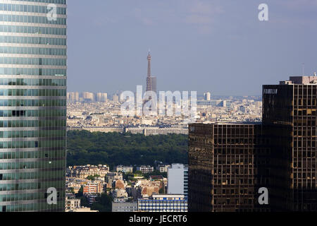 France, Paris, La Défense, Quartier des tours d'immeubles de bureaux, vue, Tour Eiffel, capitale, centre d'affaires, grands immeubles, bâtiments, structures, tour, monument, lieu d'intérêt, architecture, urbanité, destination, tourisme, Banque D'Images