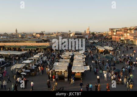 Le Maroc, Marrakech, l'espace Jemaa-El-Fna, marché, foule, lumière du soir, Afrique, Afrique du Nord, point d'intérêt, la ville, les maisons, les bâtiments, les gens, les touristes, les visiteurs, les sections locales, les ventes des stands, à l'extérieur, aperçu du marché, devançant, Banque D'Images