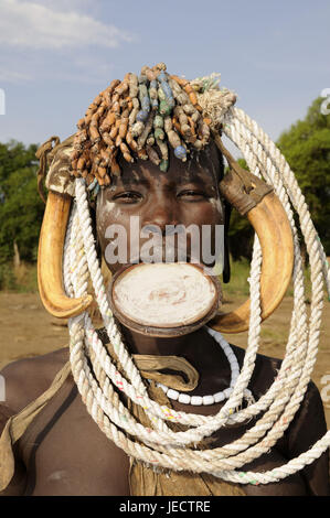 L'homme, de la tribu Mursi, plaque à lèvres, couvre-chef, le parc national de Mago, le sud de l'Ethiopie, du sud, Omotal Banque D'Images