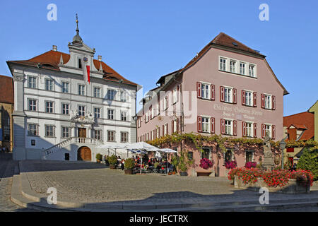 L'Allemagne, en Bavière, en Basse-franconie, Iphofen, le marché, l'hôtel de ville, inn golden crown, Marien est bien, bien, bâtiment, gastronomie, inn, fleurs, géraniums, les gens, les touristes, Drapeau, soleil, ciel, bleu, Banque D'Images