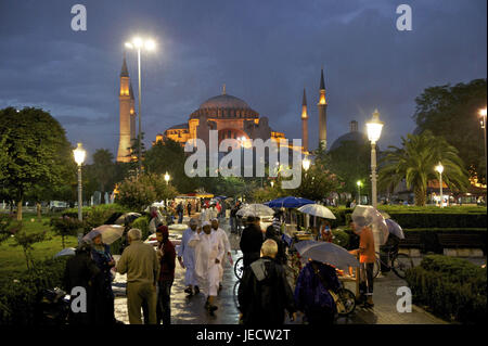 La Turquie, Istanbul, partie de la ville de Sultanahmet, Sainte-Sophie, basilique, personne dans le parc la nuit, Banque D'Images