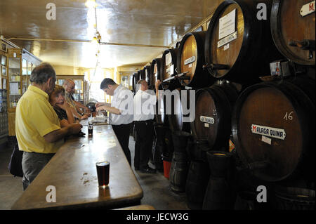 Espagne, Malaga, les gens dans un bar à vin, Banque D'Images