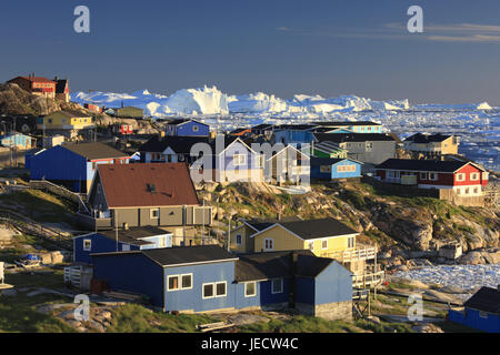 Le Groenland, soirée disco, la baie d'Ilulissat, maisons bois, fjord, banquise, icebergs, l'ouest du Groenland, rives, littoral, à l'extérieur, déserté, l'eau, la mer, l'Arctique, la glace, glaces en dérive, maisons d'habitation, vue sur ville, de roche, de la côte de la bile, de froid, d'un ton glacial, le changement climatique, les icebergs, vue, la crème glacée, fjord fjord Ilulissat-ice cream, UNESCO-Patrimoine culturel, Banque D'Images