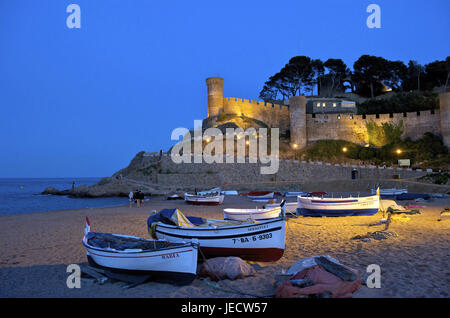 Espagne, Catalogne, Costa Brava, Tossa de Mar, bottes sur la plage, forteresse à l'arrière-plan, Banque D'Images
