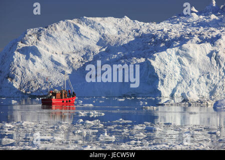 Le Groenland, soirée disco, la baie d'Ilulissat, fjord, icebergs, escarpe, détail, chalutier de pêche, l'ouest du Groenland, glace, glacier, l'Arctique, l'été, les glaces à la dérive, des glaciers, des glaces de Ilulissat fjord à la crème, crème glacée fjord, patrimoine mondial de l'UNESCO, la nature, le changement climatique, la mise en miroir, surface de l'eau, bateau, pêcheur, la pêche à la ligne, Banque D'Images