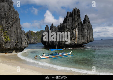 Les Philippines, l'île de Palawan, boot sur la plage, Banque D'Images