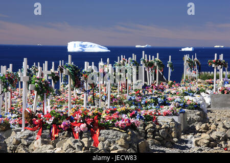 Le Groenland, Upernavik, côte de la bile, cimetière, vue, mer, icebergs, nord-ouest du Groenland, littoral, paysages côtiers, de l'eau, de l'Arctique, des tombes, des croix, la foi, la religion, le christianisme, la mort, l'espoir, le chagrin, déserte, Banque D'Images