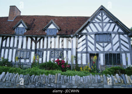 La Grande-Bretagne, l'Angleterre, dans le Warwickshire, Henley-in-Arden, Palmer's Farm, maison à colombages, l'Europe, ville de province, la destination, le lieu d'intérêts, d'un bâtiment, d'architecture, le tourisme, des fleurs, des plantes, des colombages, bâtiment à colombages, historiquement, vieux, muraille, dalles, Banque D'Images