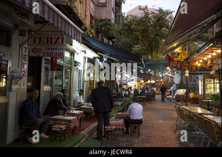 La Turquie, Istanbul, partie de la ville de Sultanahmet, ses cafés de rue le soir, Banque D'Images