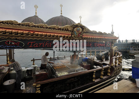 La Turquie, Istanbul, partie de la ville de Eminou, restaurant de poissons dans la Corne d'or, Banque D'Images