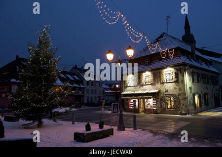 France, Bas-Rhin, Gertwiller, Baker's Lips, bâtiment avec l'éclairage de Noël et l'arbre de Noël, Banque D'Images