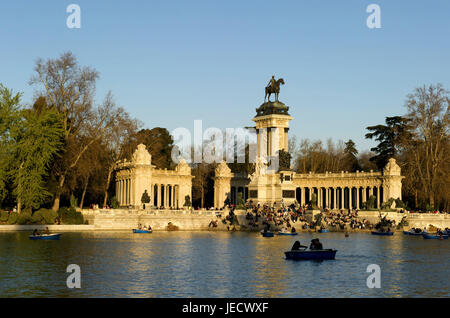 Espagne, Madrid, Parque del Buen Retiro, monument Alfonso XII, oar bottes sur le lac, Banque D'Images